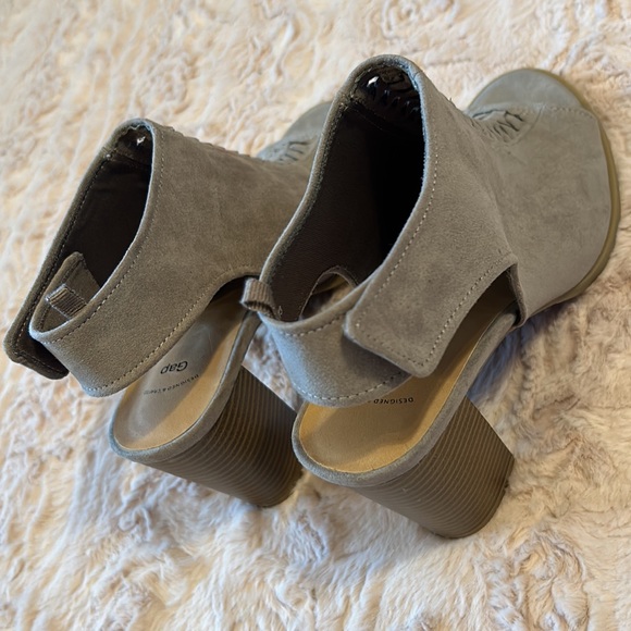 Size 8 - Picture 5 of 13